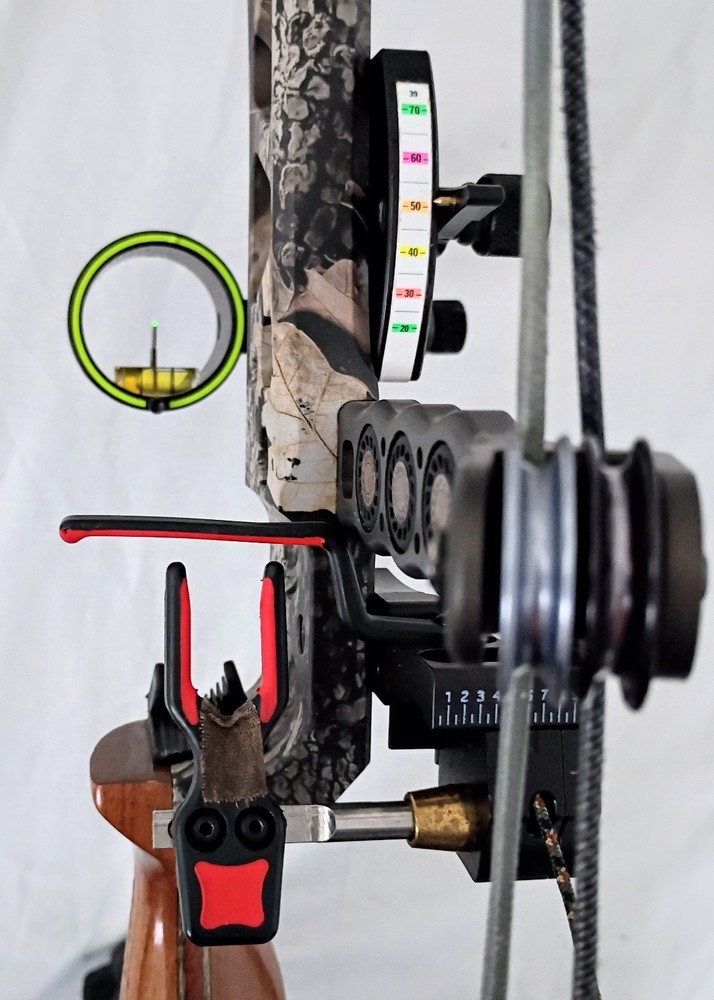Mathews Switchback XT Compound Bow 27" RH Case Sight Rest Stabilizer Arrows Nice