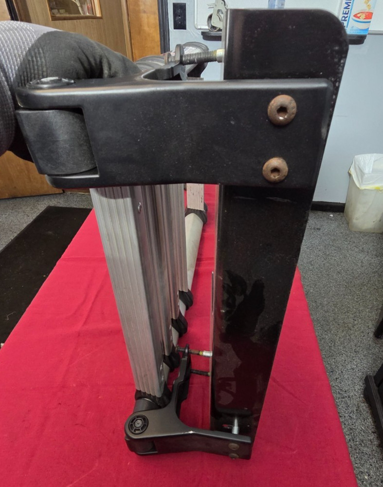 100-1351-39 2018 FREIGHTLINER UPPER BUNK LADDER