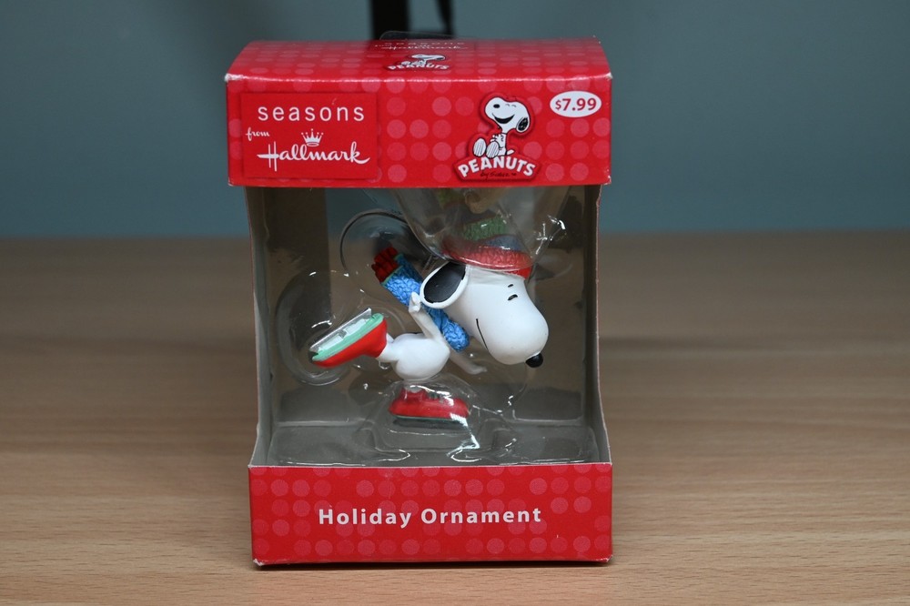 Hallmark Peanuts Ornament - Snoopy Ice Skating
