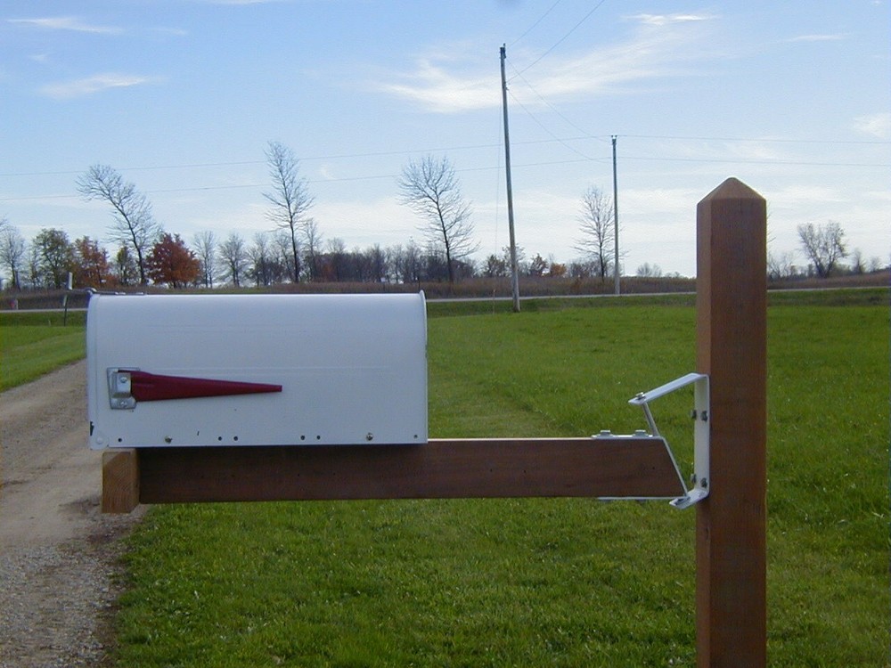 Swing Pivoting, moveable, gravity self centering mailbox hinge, pivots both ways
