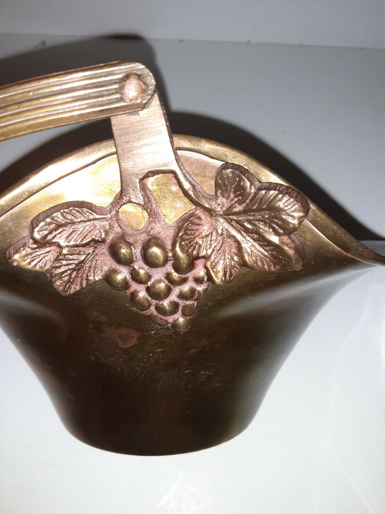 VINTAGE SOLID BRASS BASKET W/ LARGE HANDLE & BERRIES
