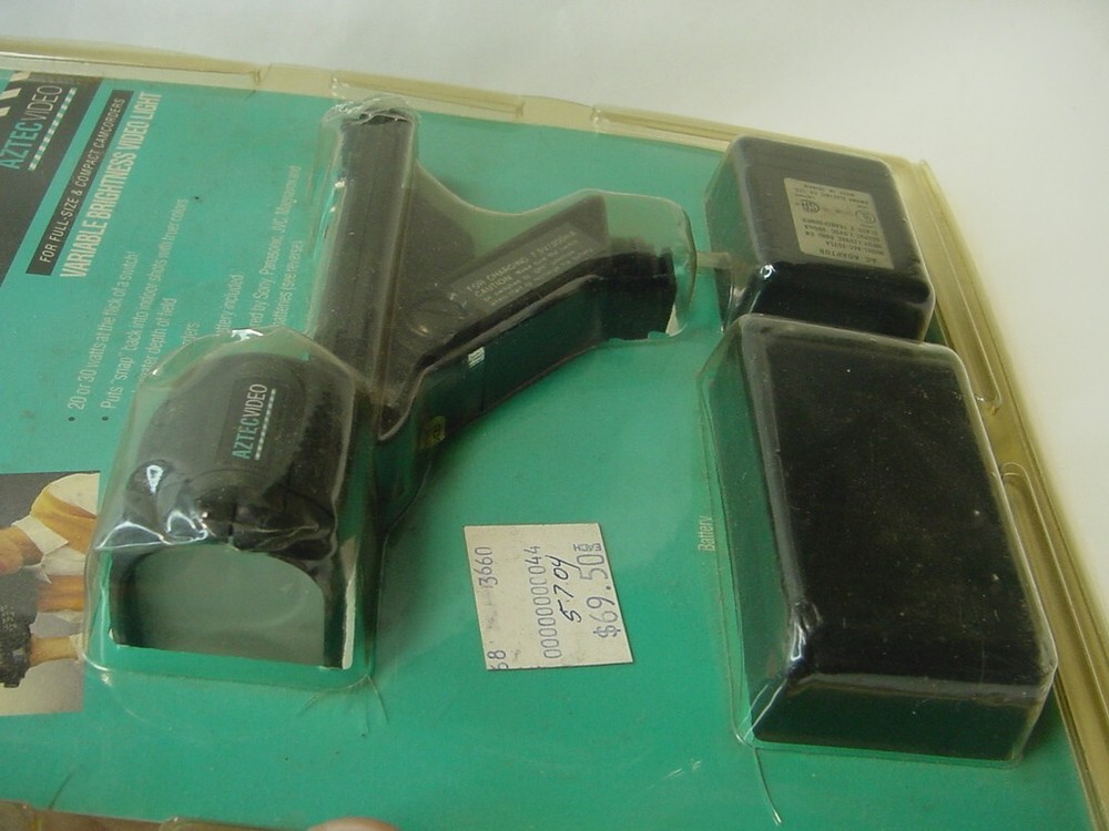 AZTEC VIDEO VARIABLE BRIGHTNESS VIDEO LIGHT FOR CAMCORDERS