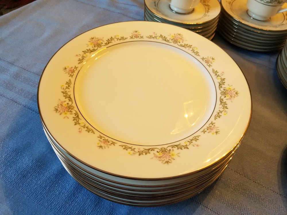 NORITAKE EARLY SPRING , Dinnerware Set , Pattern 2362 , 50 pieces Fine China
