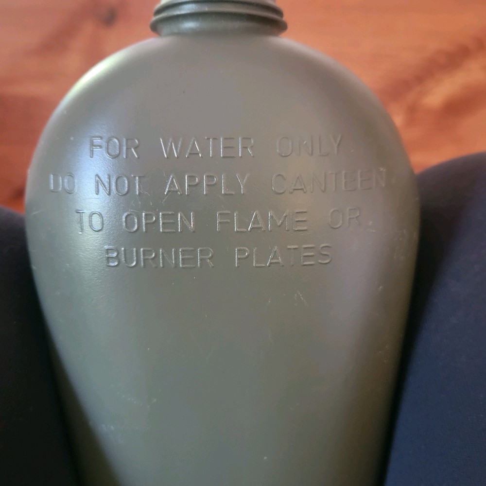 US MILITARY 1 QUART GREEN PLASTIC CANTEEN