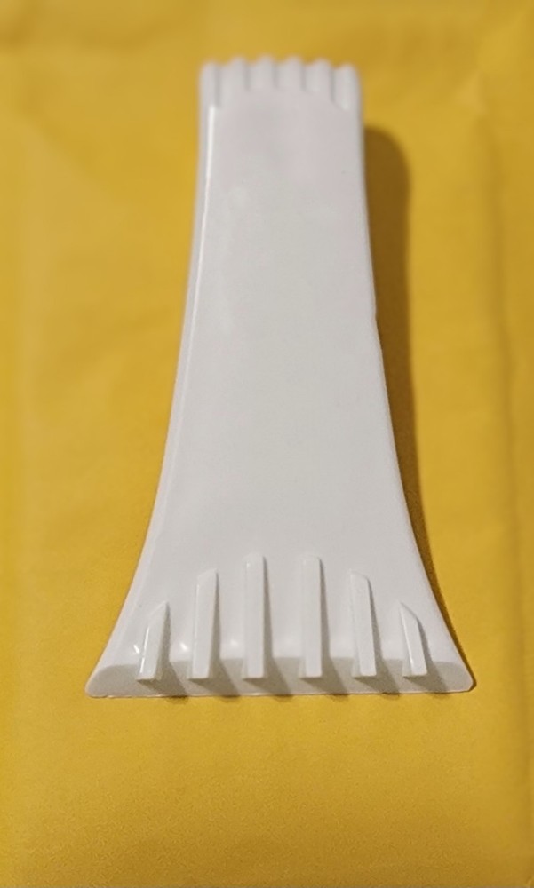 NEW ICE SNOW WINDOW SCRAPER PLASTIC DE ICER HANDLE TOOL HAS RANDOM COMPANY LOGO