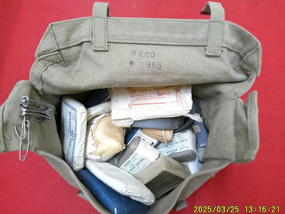 WW 2 type field dressing satchell