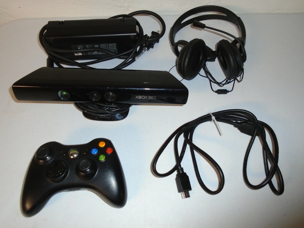 Microsoft Xbox 360 1538 Bundle Kinect, Controller, Headset & 5 Games Read Descr.