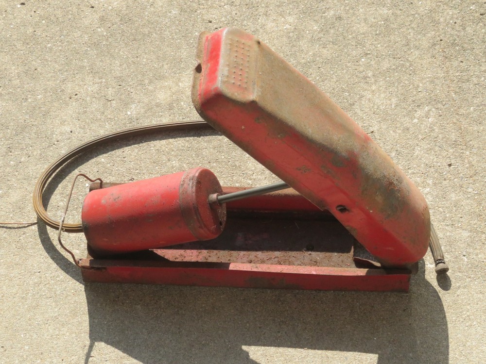 VINTAGE OLD AIR FOOT PUMP