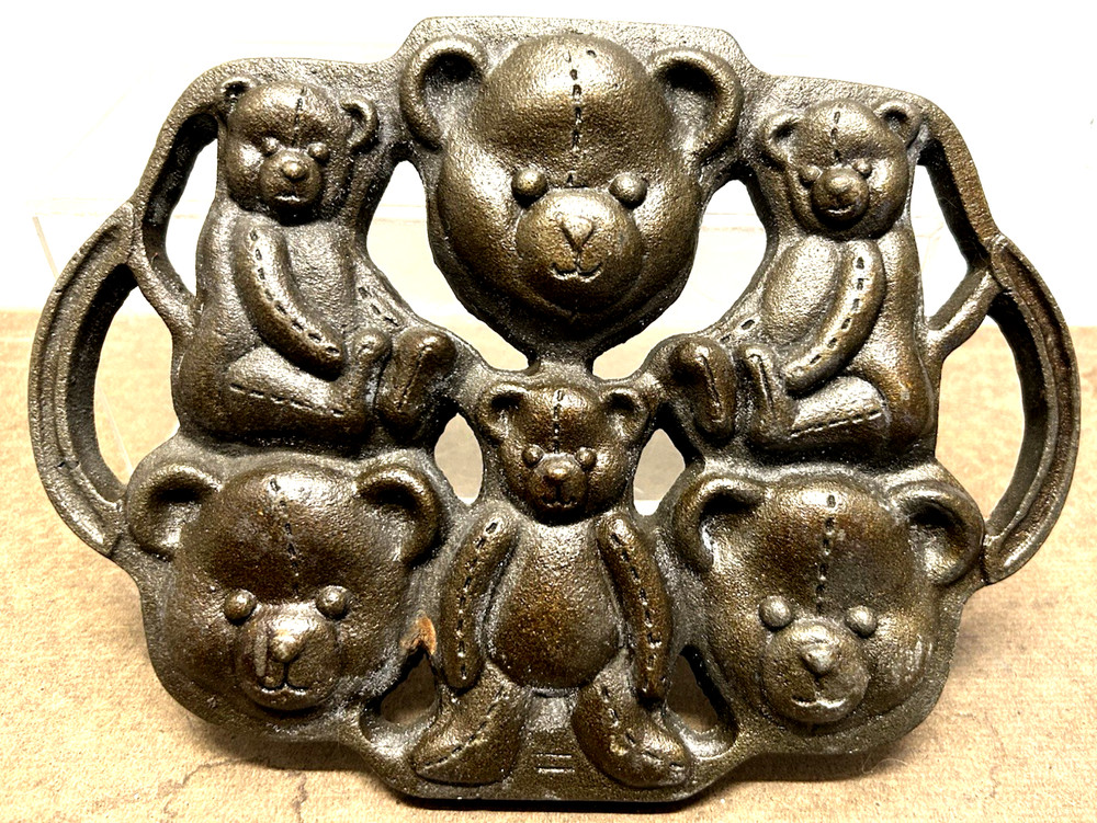 Vintage John Wright Cast Iron "Teddypan" Baking Mold 1984