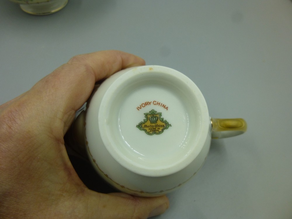 MEITO KEEPSAKE PATTERN IVORY CHINA CREAM AND SUGAR SET