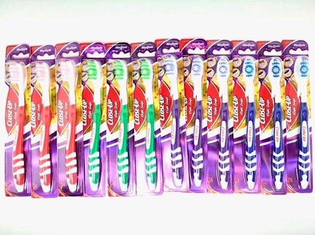 Close Up RIGHT angleToothbrush w/Tongue Scraper Medium ( 12 Pack)
