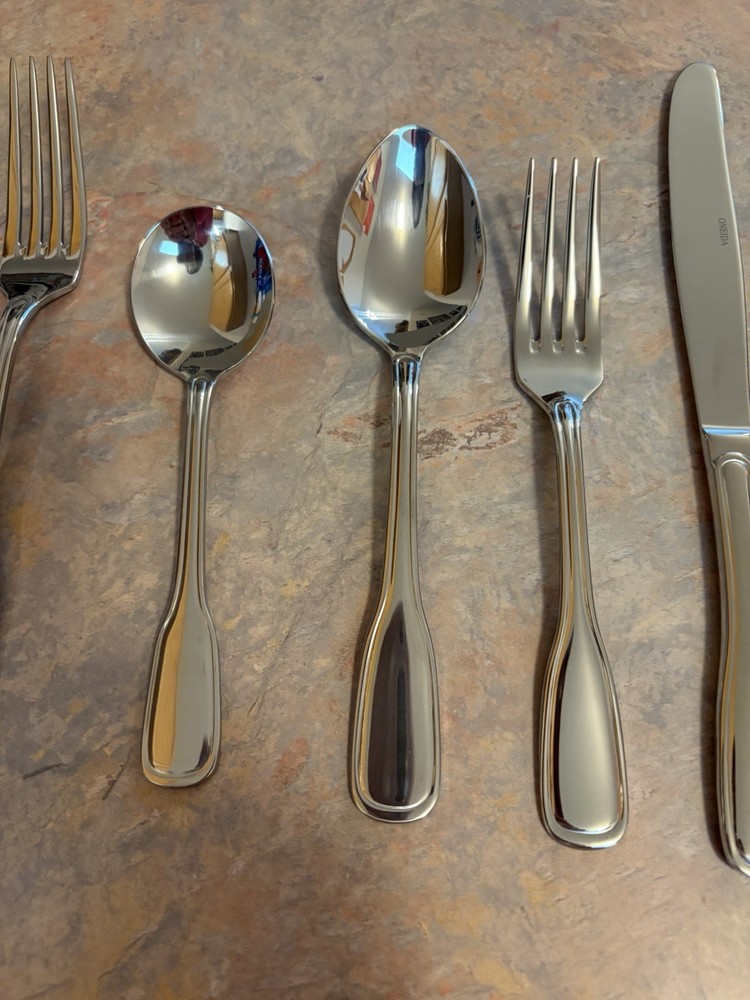 Oneida Silverware Stanford Pattern 5 Piece 1 Knife, 2 Spoons & 2 Forks ￼