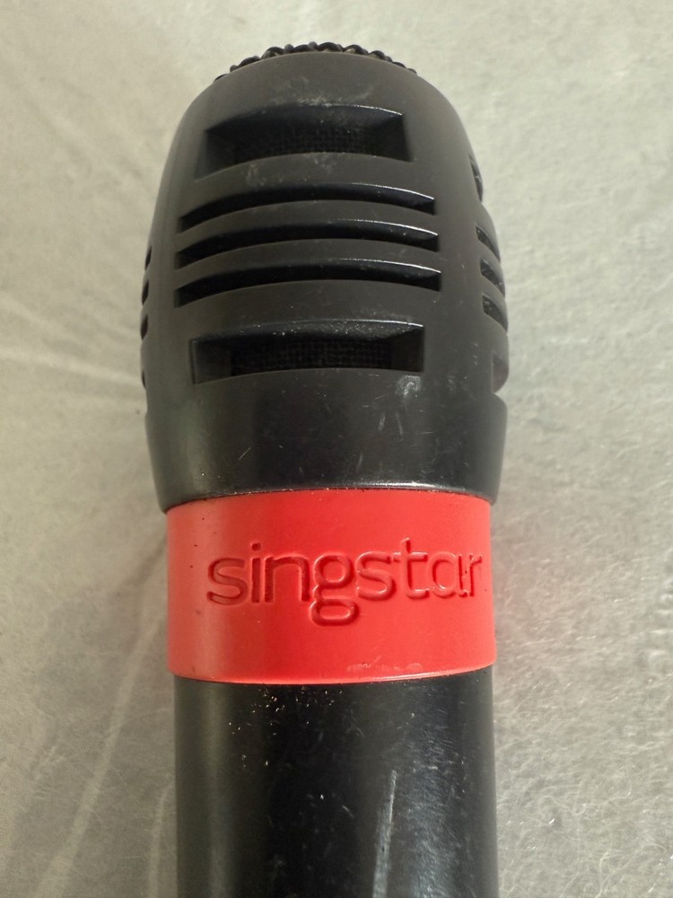 SINGSTAR Dynamic Microphone, works w/any amplified system, 8' cable - 1/4" plug