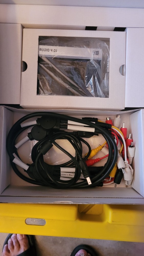 Native Instruments Traktor Scratch Duo w/Traktor Pro2 Upgrade License