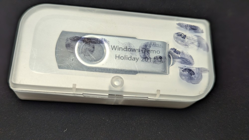 2013 Windows Demo Holiday Flash Drive Original Case