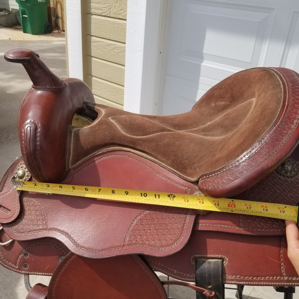 Western Saddle 17 inch tree, beautiful tooling