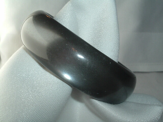VINTAGE GRAY LUCITE BANGLE BRACELET
