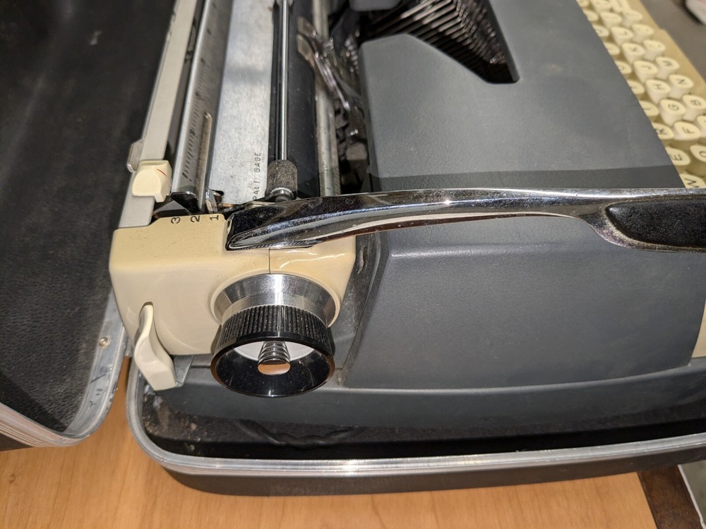 Smith Corona Electra 110 Electric Typewriter w/Case *Flaws* Read Description