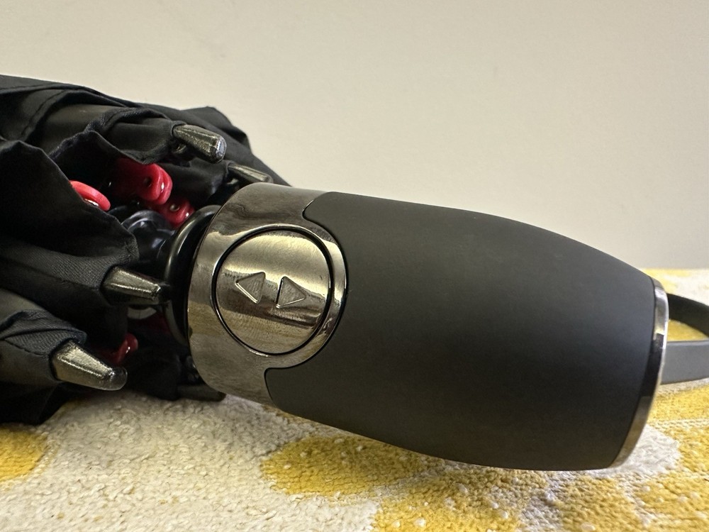 Rare Tumi Umbrella Pristine Condition! Medium. Push Button CLOSE! 💥