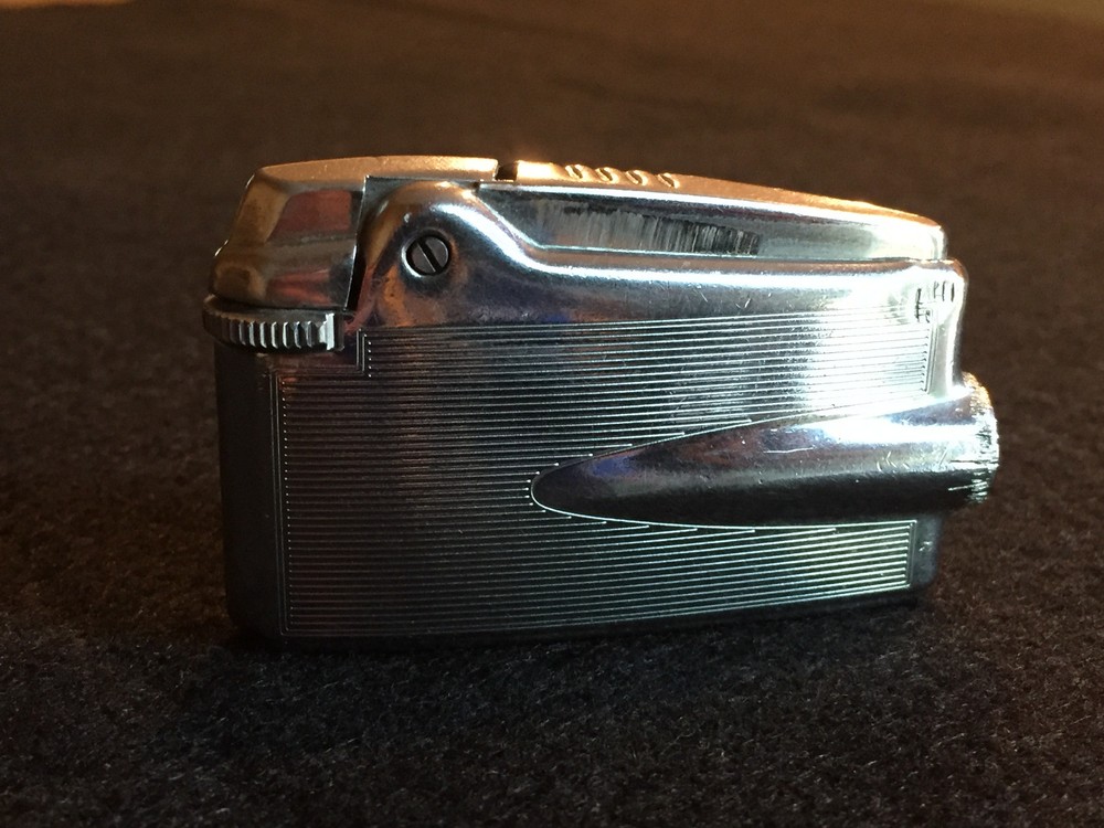 Varaflame Ronson 1950s tailfin lighter / Sleek and Cool!