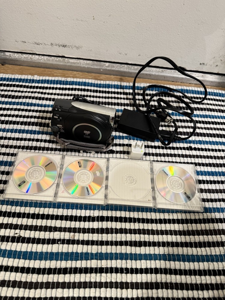 Canon DC410 MiniDV Camcorder Bundle