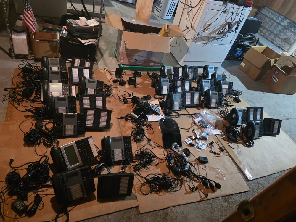 Phone Mitel System 21 Phones 9 Programable Key Module 4 head sets charging ports