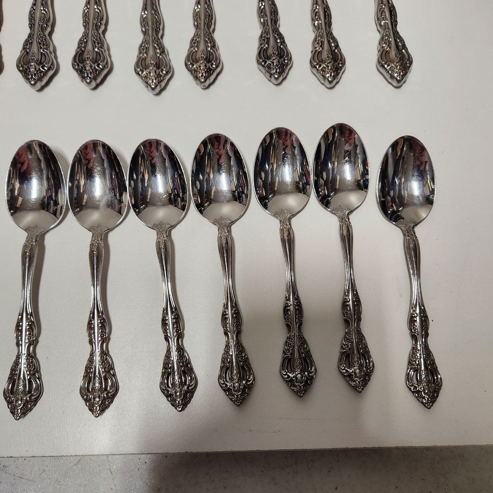 28 PC ONEIDA HEIRLOOM STAINLESS STEEL FLATWARE SILVERWARE & SERVING SET BH