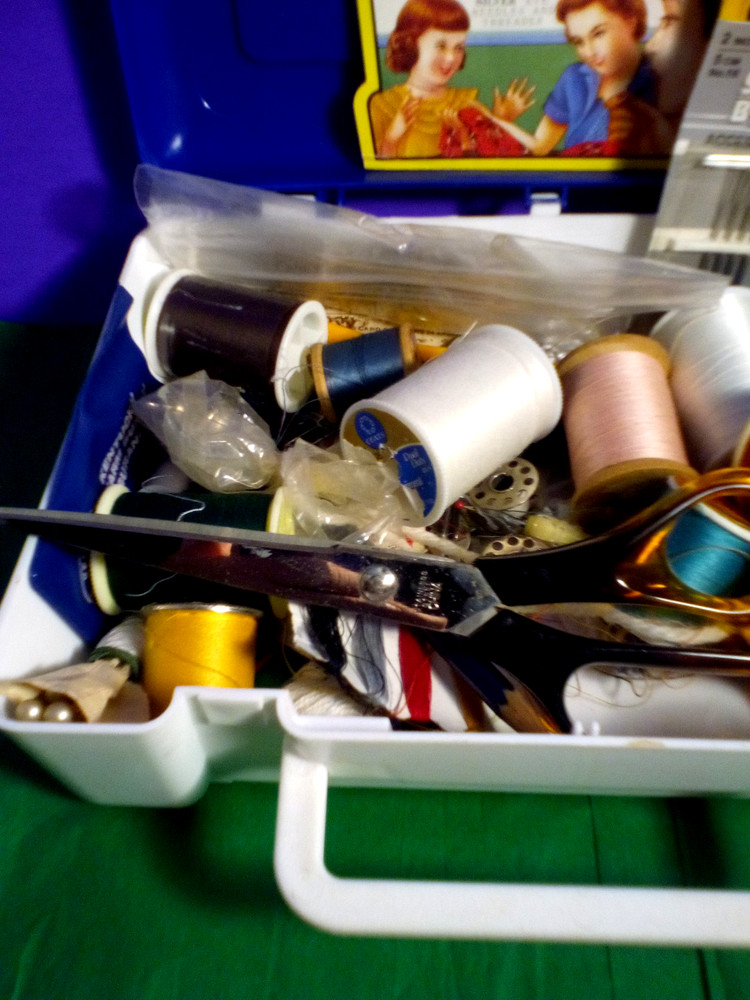 Miscellaneous Sewing Box Vintage Threads & Notions