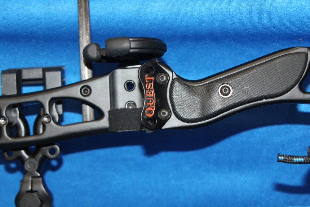 G5 Quest REV Compound Archery Hunting Compound Bow, Right Hand In a Case