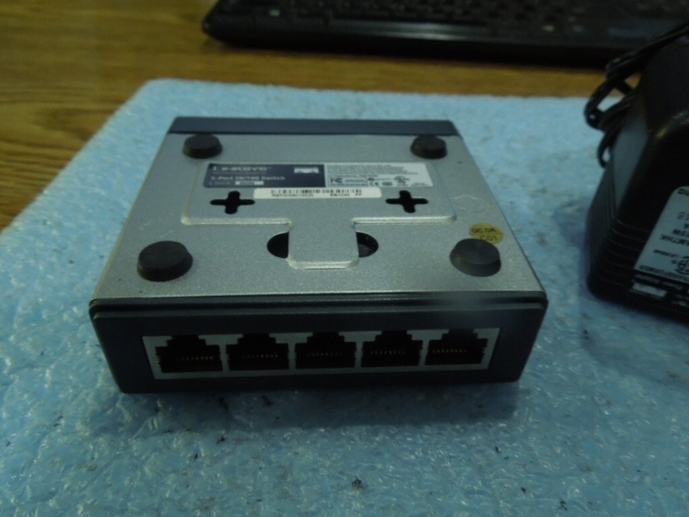 Linksys / Cisco Model: SD205. 5-Port Switch with AC Adapter