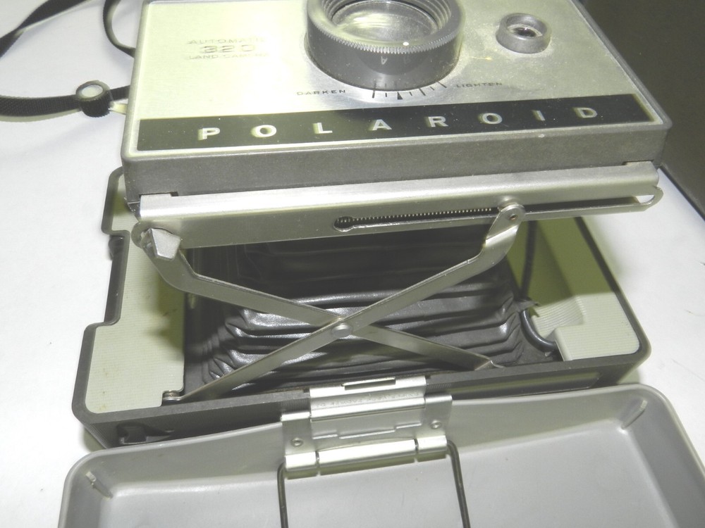 POLAROID Automatic 320 Land Camera 1970 with Flash Case Manual B233