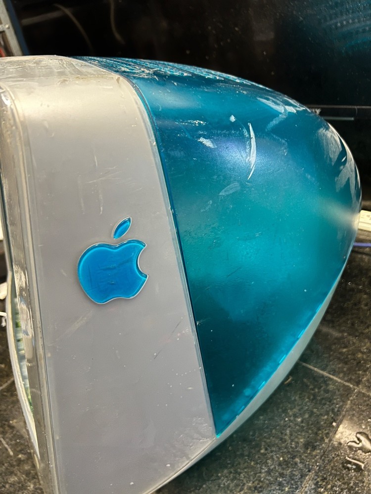 Apple M6496 Studio Display 17”-case or cathouse