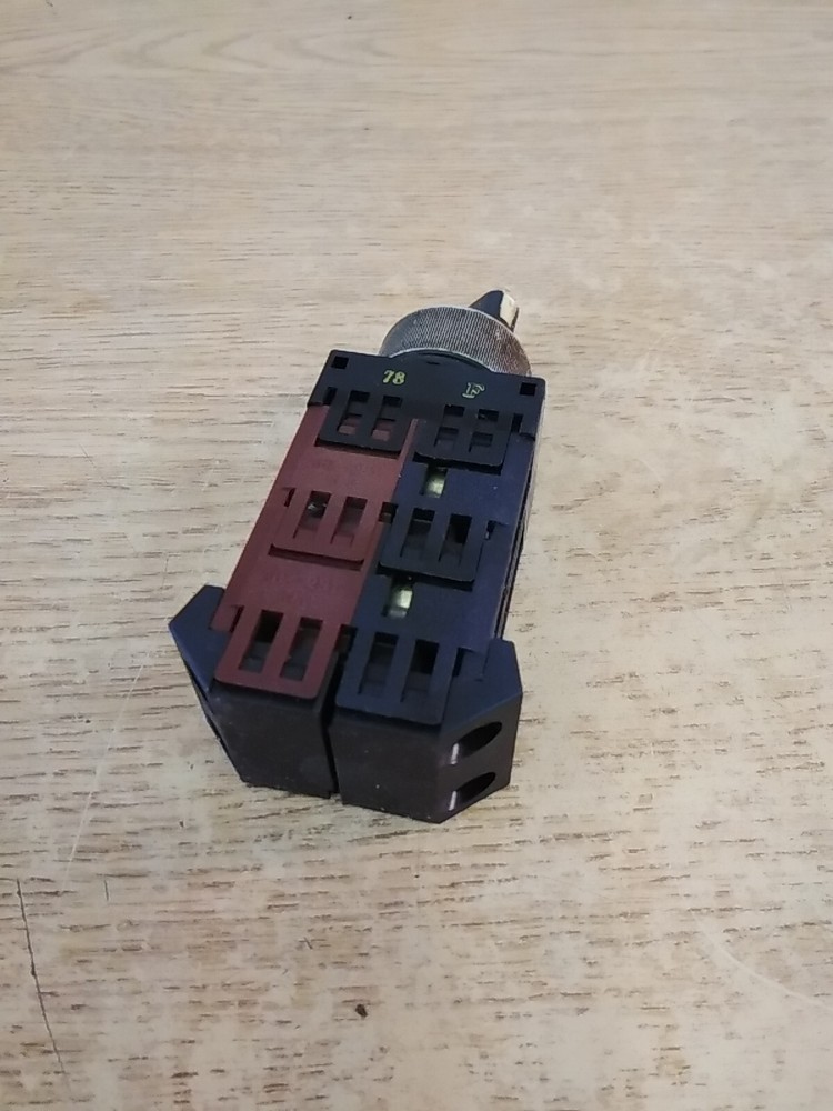 Fuji Electric AH22-P3 3 Position Selector Switch