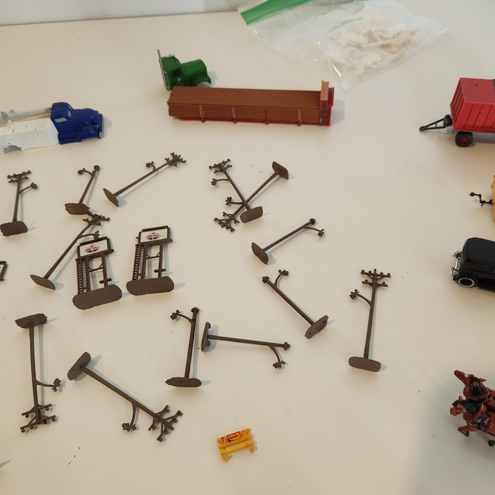 HO Train Scale Model Vehicle and Accessory Lot