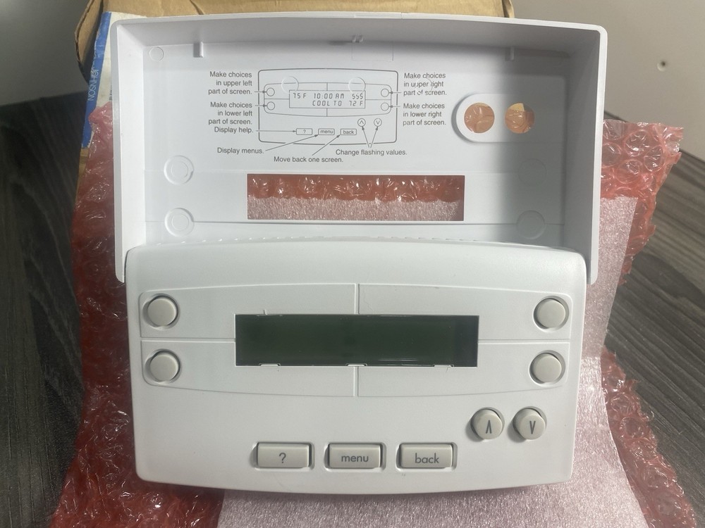 Johnson Controls DMQ-1000-1 Thermostat Wall-Mount - Enhanced Customer Interface