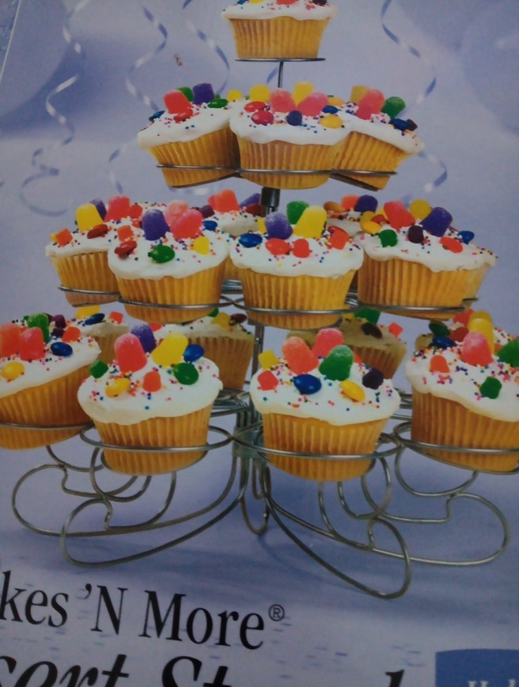 WILTON CUP CAKES & MORE STAND NEW