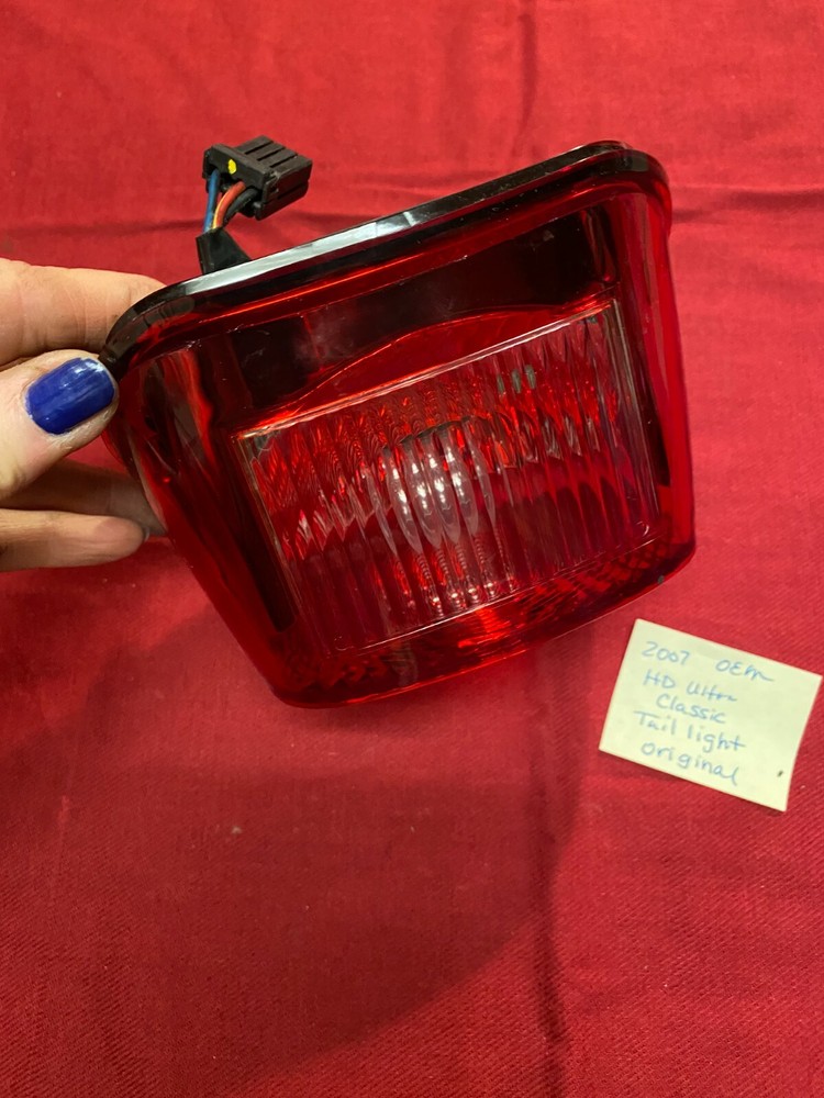 HARLEY DAVIDSON ULTRA CLASSIC OEM TAIL LIGHT 6837003