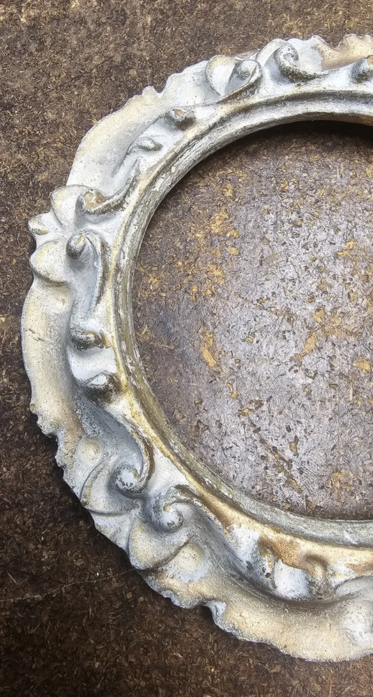 5" round vintage decorative frame collectable