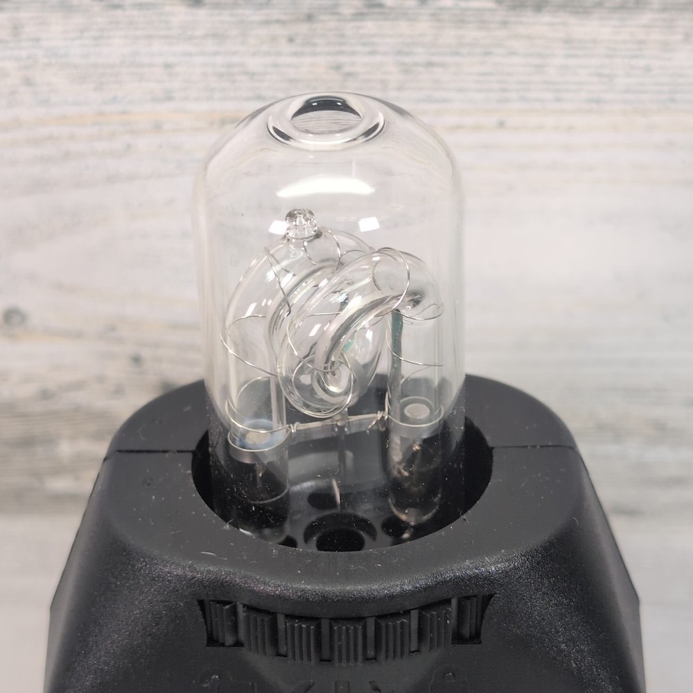 Quantum Instruments Qflash Model T5D-R Flash UNTESTED W/Bulb and Reflector