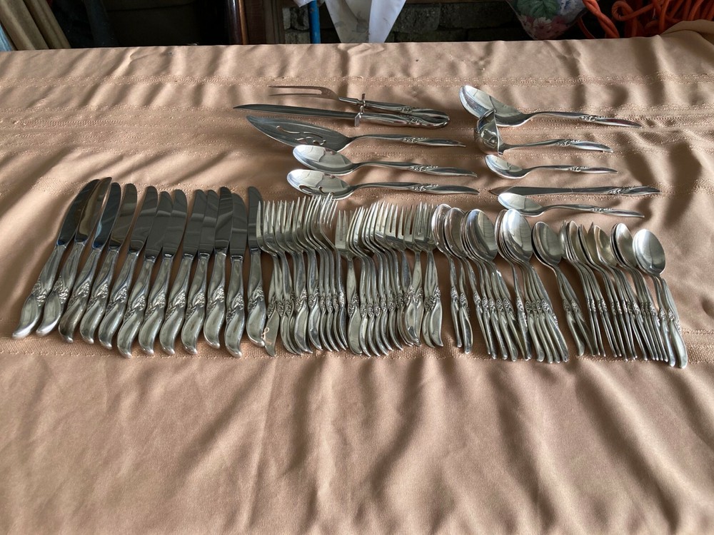 International Silver Co. 12 pl. "Silver Wind" flatware w/ xtras 74pc silver plat