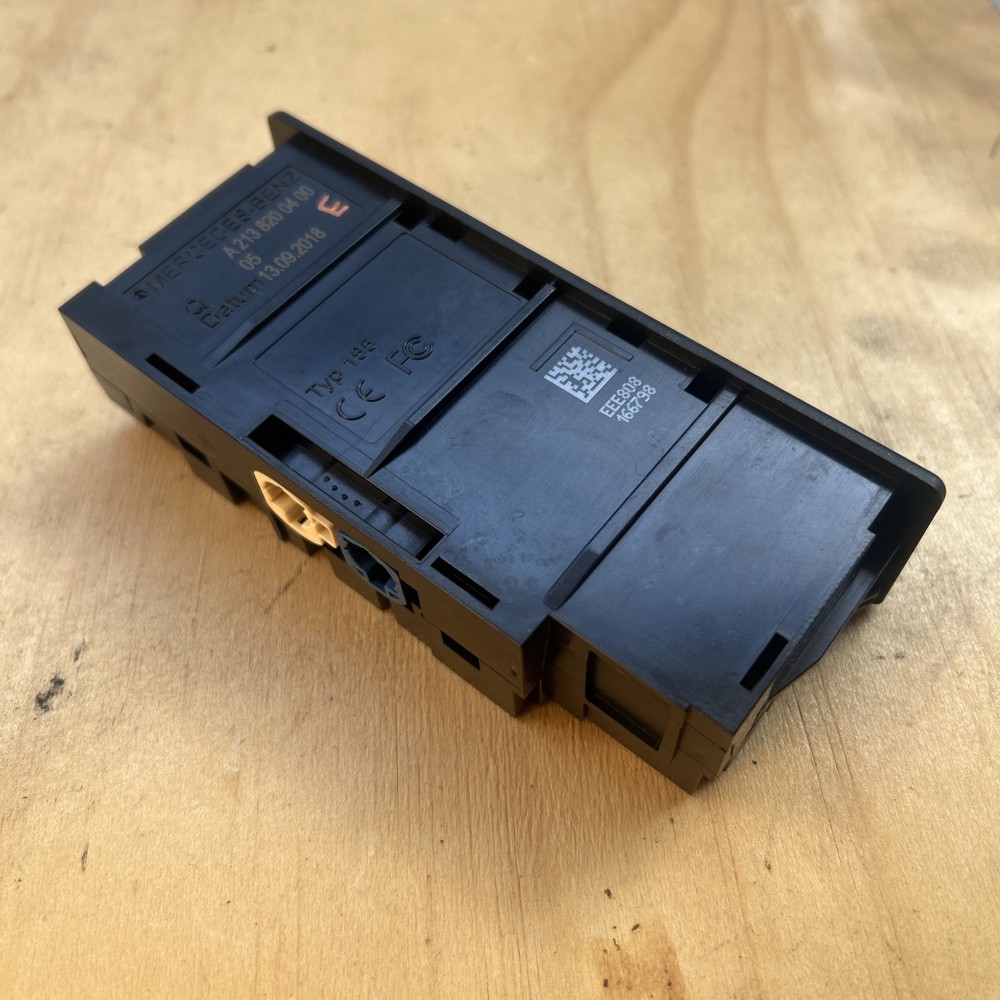 Genuine Mercedes OEM card reader USB connection module unit socket A2138200400