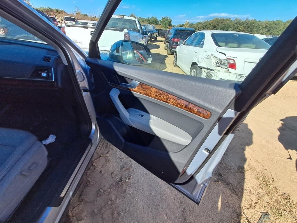 Q5 2018 Glove Box 4842904