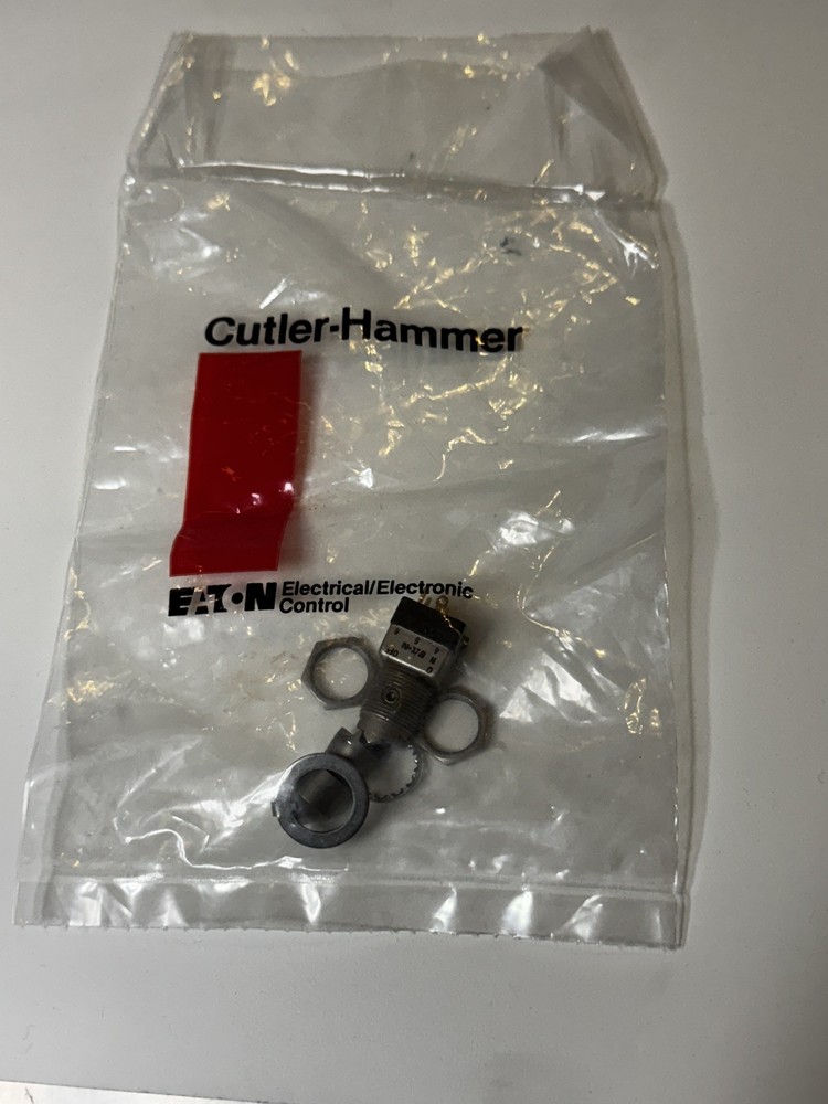 EATON Mil spec locking DPST Toggle switch, 8856K14