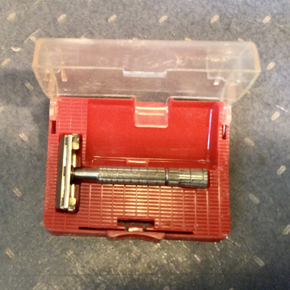 Safety razors Some in boxes