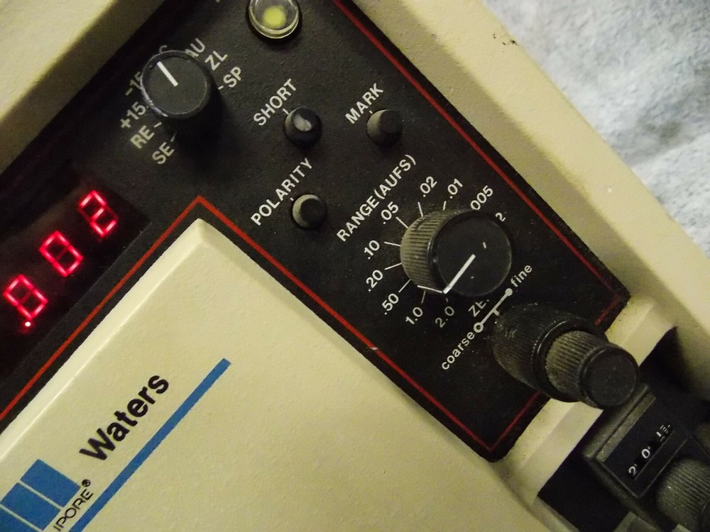 Waters Millipore Lambda Max 481 LC Spectrophotometer Variable Wavelength Detect