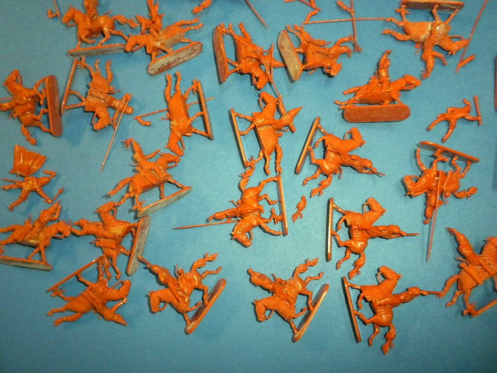 HAT INDUSTRIES/AIRFIX - 39 PLASTIC MODEL FIGURES 1/72 LOT #33