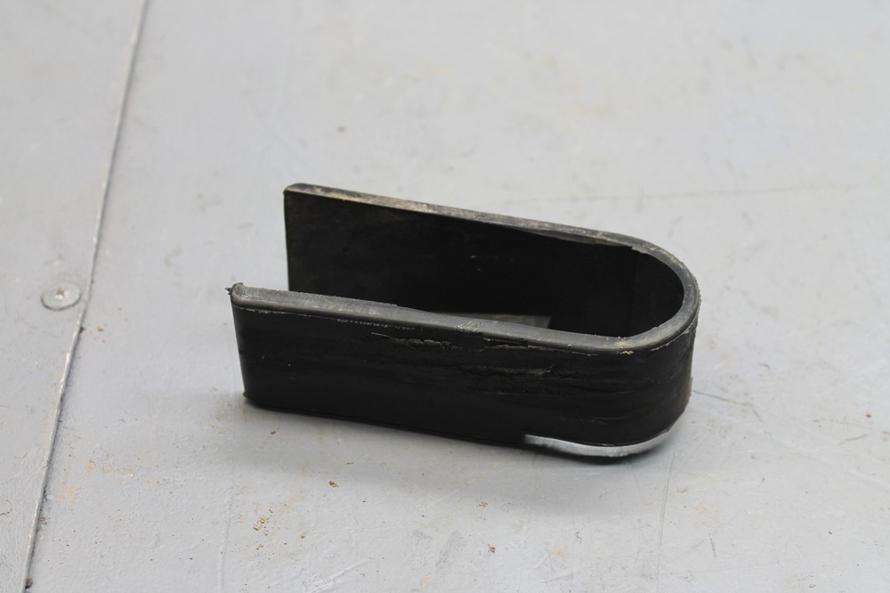 1982 SUZUKI GS300L CHAIN GUIDE