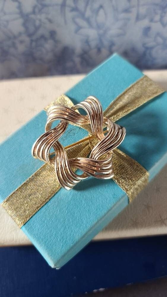 Gold Star Wreath Brooch