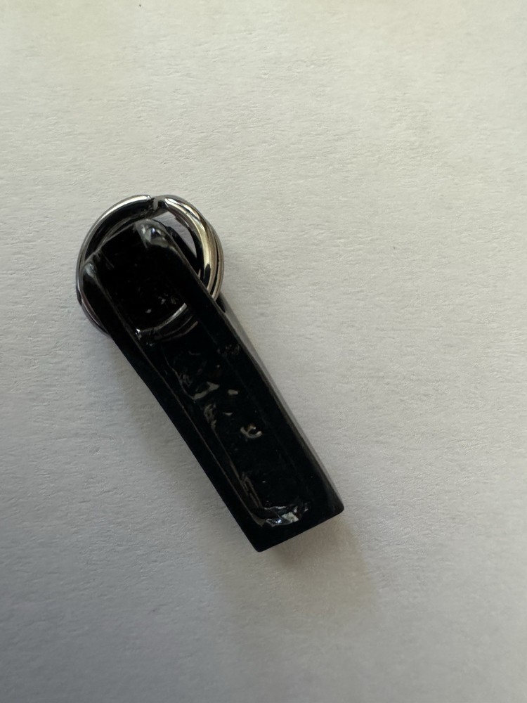 st john zipper pull