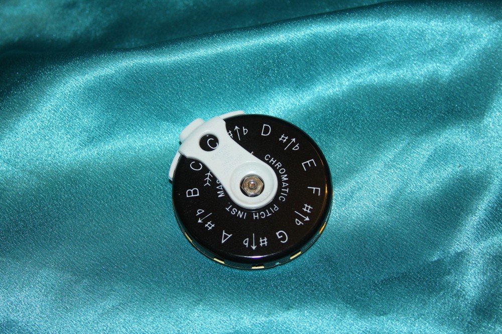 Kratt Chromatic Pitch Pipe with Note Selector and Carrying Case, C-C, MK2-S
